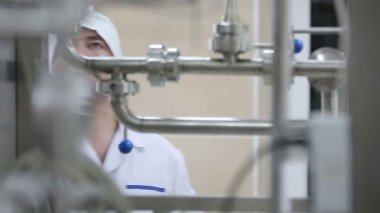 Laboratuvar boru hattı çalışmaları sırasında teftiş fabrika mühendisi