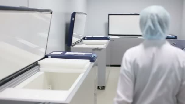 Armazenamento frio do laboratório — Vídeo de Stock