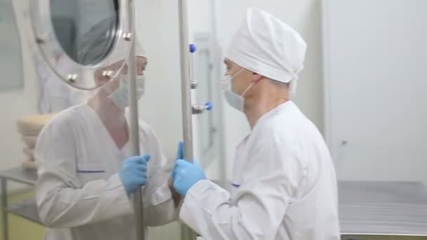 Industriële koelkast deur kleding — Stockvideo