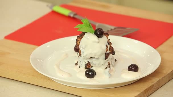 Cottage cheese pancake with cherry yogurt topping — Stok Video