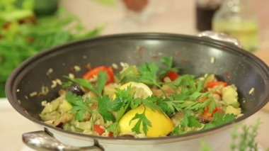 Wok 'ta Asya yahnisi.