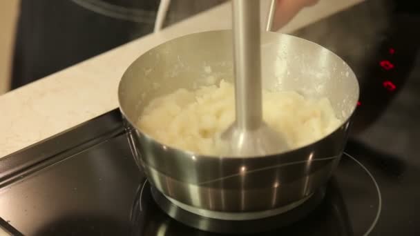 烹饪的土豆泥的芹菜 — 图库视频影像