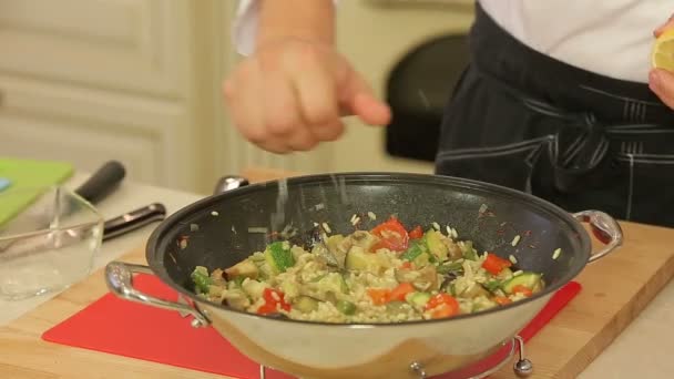 Asiático guisado wegetables en un wok — Vídeo de stock