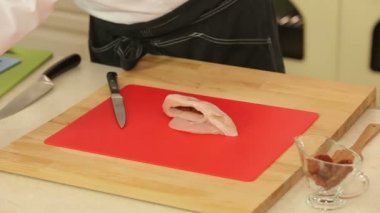 Tavuk göğsü susam breading içinde ham parça