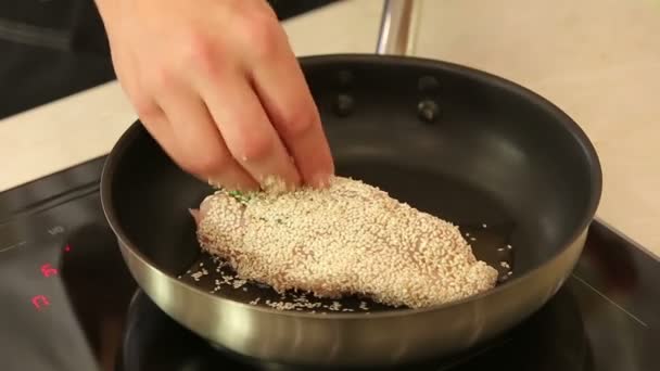 Freír pechuga de pollo empanada de sésamo — Vídeos de Stock