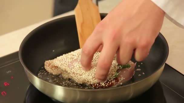 Freír pechuga de pollo empanada de sésamo — Vídeos de Stock