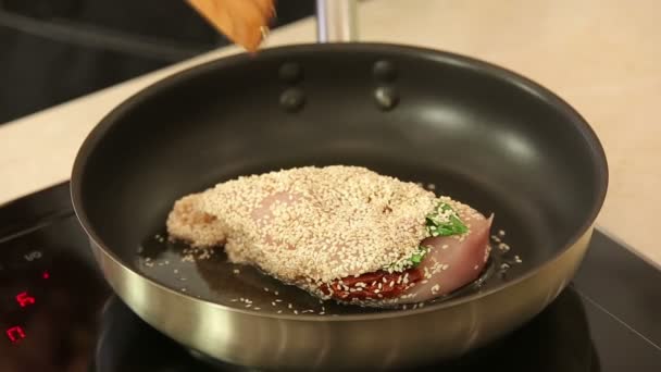 Freír pechuga de pollo empanada de sésamo — Vídeos de Stock