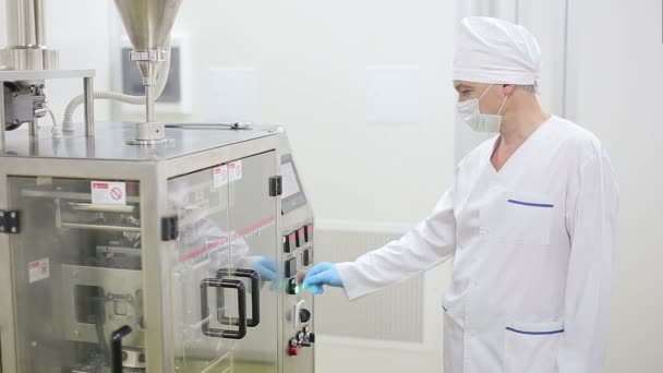 Técnico inicia máquina de embalaje de fábrica — Vídeos de Stock