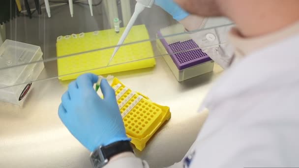 Luogo di lavoro del laboratorio per il test del DNA — Video Stock