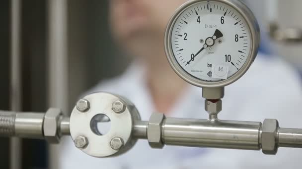 Инженер завода проверяет лабораторный трубопровод во время работы — стоковое видео