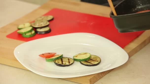 Grilled vegetables on a plate — Stock Video