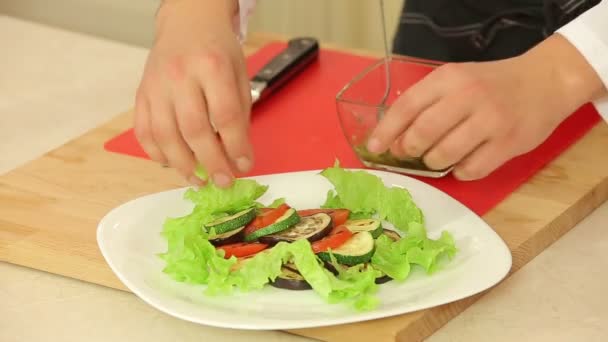 Servir pulpo con verduras a la parrilla — Vídeos de Stock