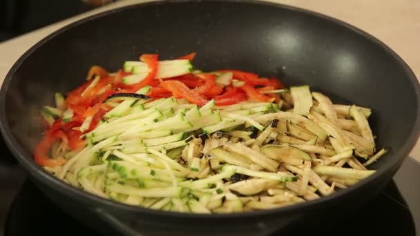 Stewing grönsaker i en wok — Stockvideo