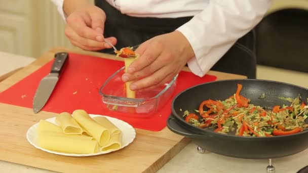 Cannelloni gevuld met groente mix — Stockvideo