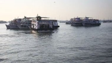 Turist ve balıkçı tekneleri liman tarafından