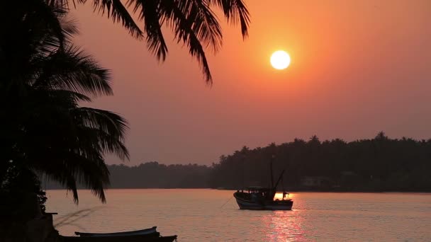 Tropisk solnedgång seascape med båt — Stockvideo