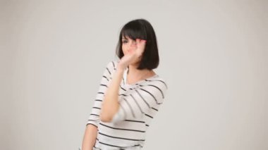 Genç esmer gülümseyen ve dans