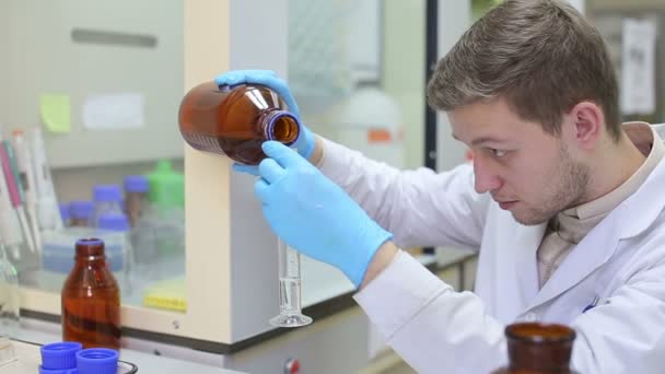 Local de trabalho laboratorial para teste de ADN — Vídeo de Stock
