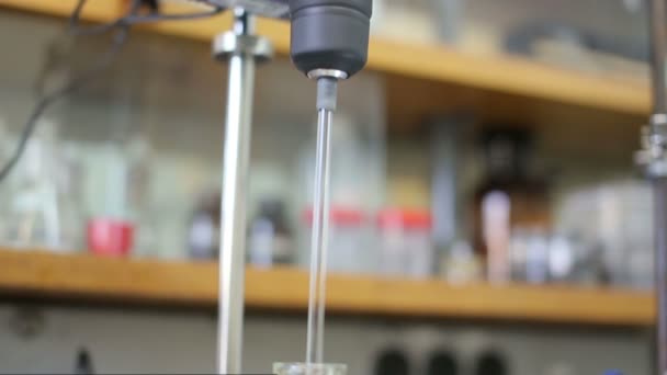 Aquecedor químico e misturador usado em um laboratório — Vídeo de Stock