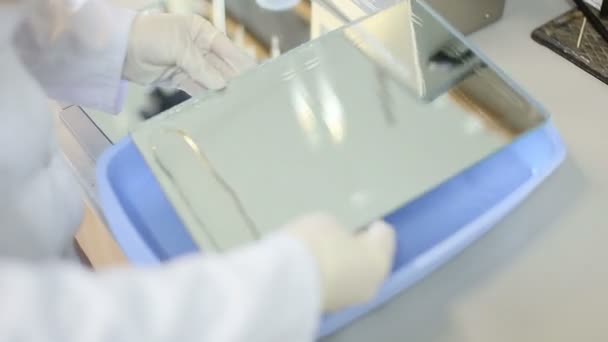 Technicien travaillant avec des matériaux polymères — Video