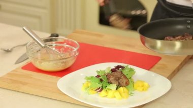 Yemek salata tavuk karaciğer ve mango ile