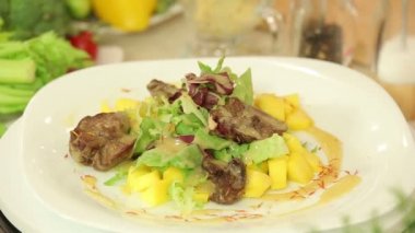 tavuk karaciğer ve mango salatası
