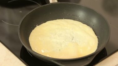 Bir tava üzerinde gözleme pişirme