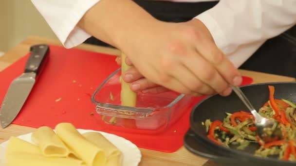 Cannelloni gevuld met groente mix — Stockvideo