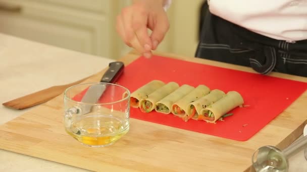 Cannelloni gefüllt mit Gemüsemischung — Stockvideo