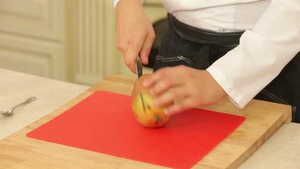 Peeling y corte de mango — Vídeo de stock