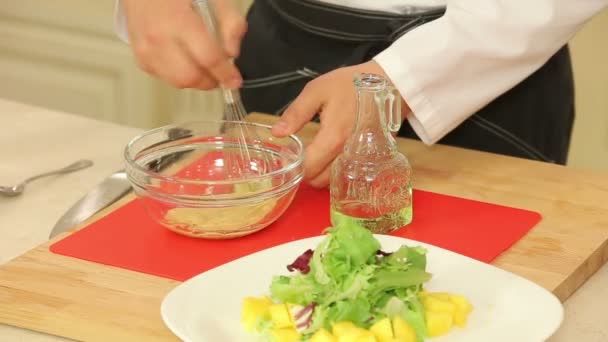 Salata sosu karıştırma — Stok video