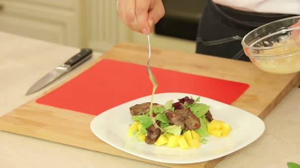 Salade de cuisine avec foie de poulet et mangue — Video