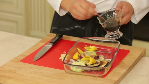 Koken gebakken groenten — Stockvideo