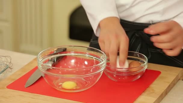 Breaking and whipping chicken eggs — Stock Video