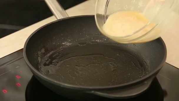 Випічка млинець на сковороді — стокове відео