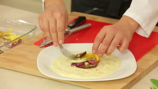 Cuisiner des crêpes avec des légumes cuits au four — Video