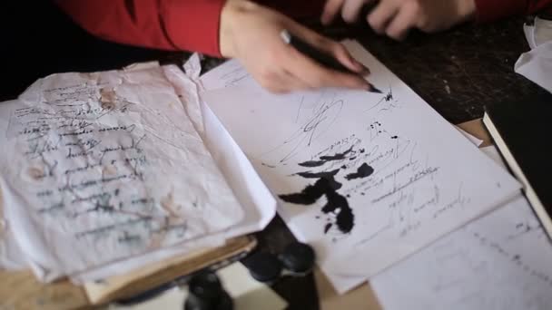 Sanatçı bir mektup yazıyor — Stok video