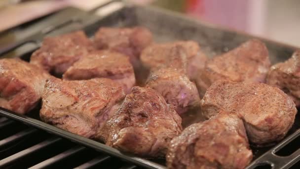 Smoky fried steakes in a pan — Stock Video