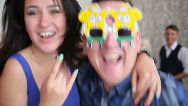 Compagnia di amici Dare festa, ballare e fare posa — Video Stock