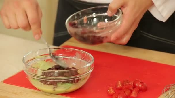 Cucina insalata fresca con tonno e fagioli — Video Stock
