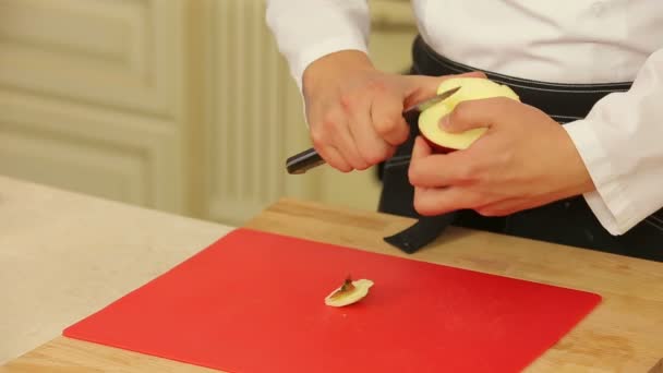 Peeling en hakken van een appel — Stockvideo