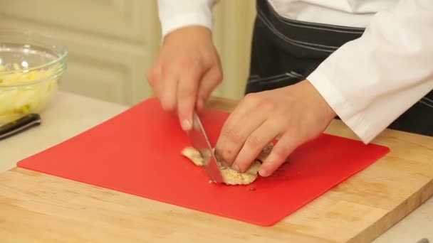 Chopping fried chicken fillet — Stock Video