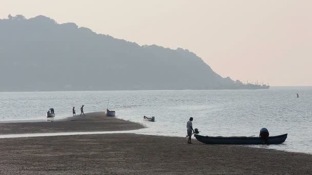 Capac tropical cețos cu bărci și siluete de pescari — Videoclip de stoc