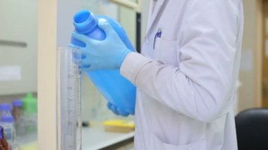 Laboratuvar işyerinde çalışan araştırmacı