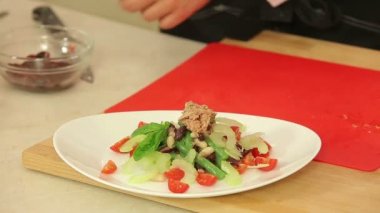 Ton balığı ve fasulye taze salata yemek