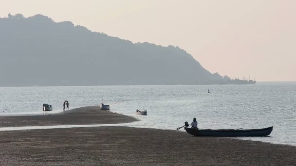 Mistige tropische zeegezicht met boten en vissers silhouetten — Stockvideo