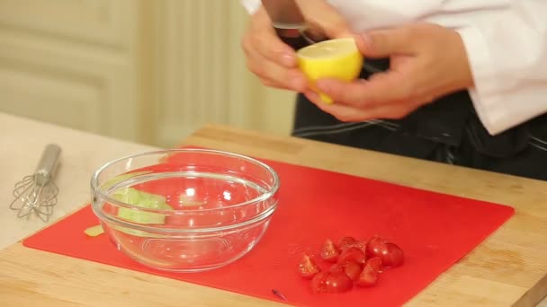 Mengen van salade dressing — Stockvideo