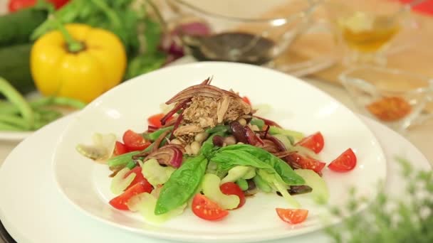 Frisse salade met tonijn en bonen — Stockvideo