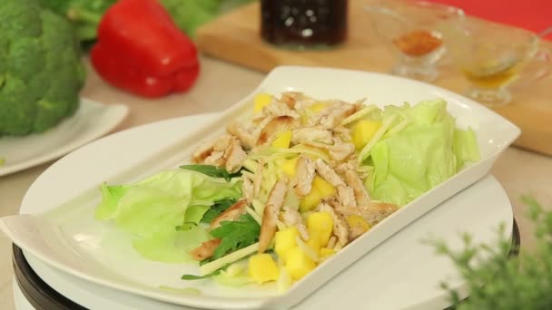 Pollo asado con mezcla de ensalada de frutas y verduras — Vídeo de stock