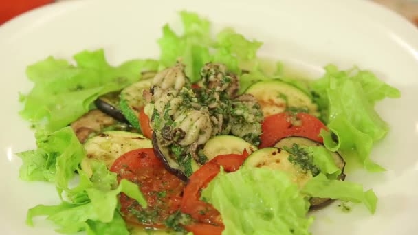 水煮的章鱼配烤蔬菜 — 图库视频影像